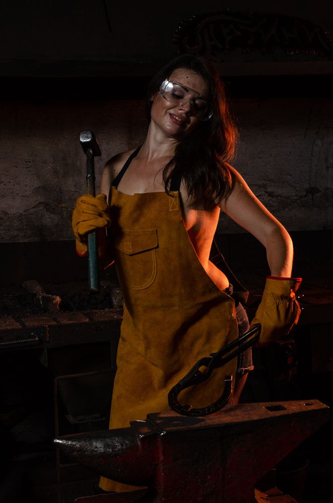 Девушка-кузнец