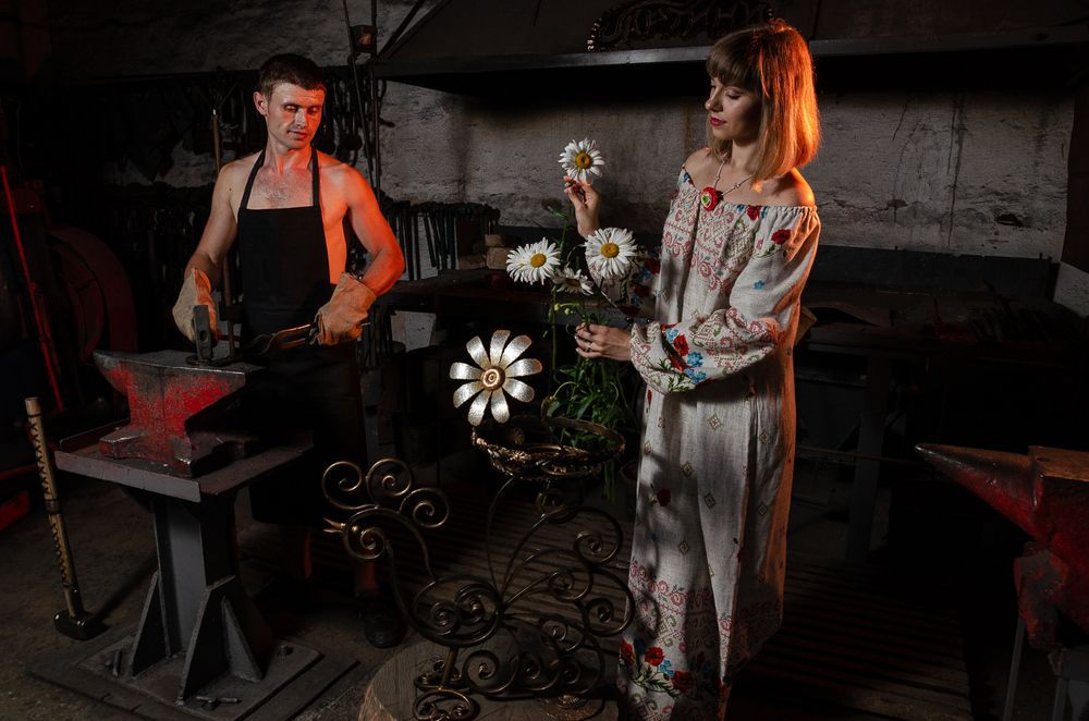 Цветы живые... цветы железные...