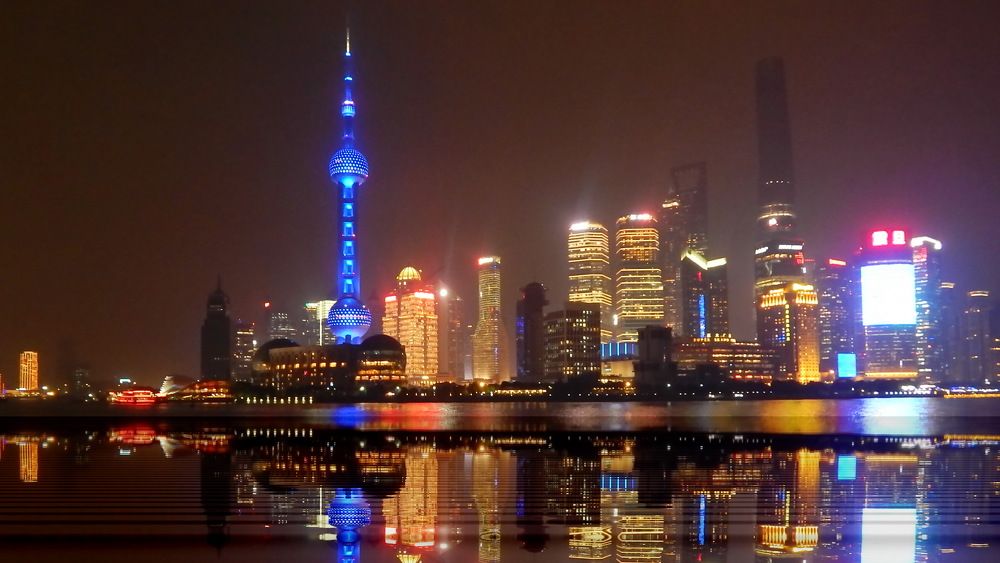 Вид на реку Хуанпу с набережной города Шахай, Китай.