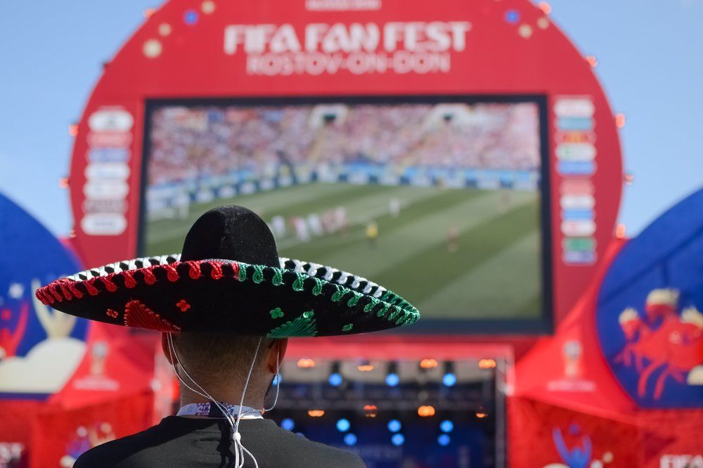 Мексиканец в сомбреро в фанзоне.