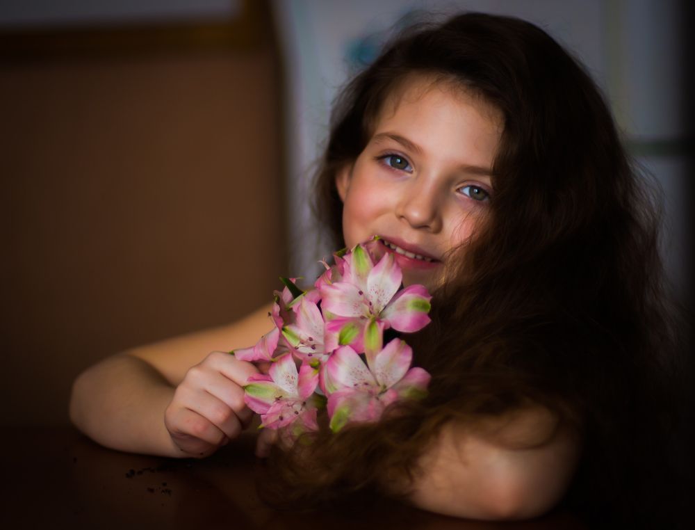 Девочка с цветком