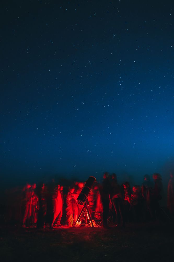 Люди, смотрящие в небо