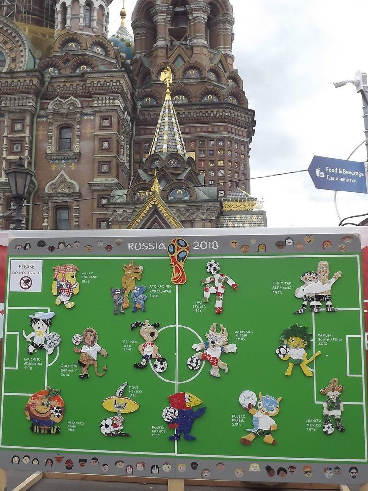 Команда футбольных талисманов