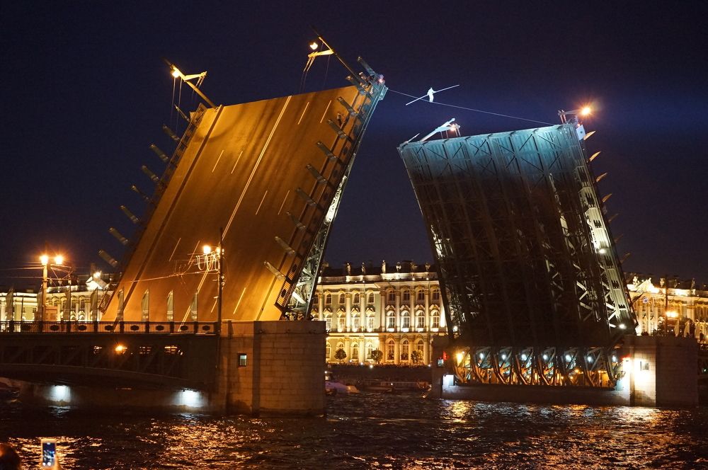 Канатоходец над Невой.