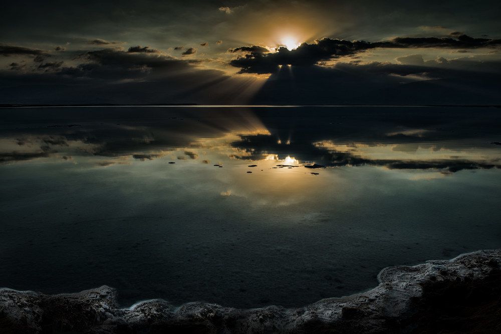 Рассвет на Мертвом море .