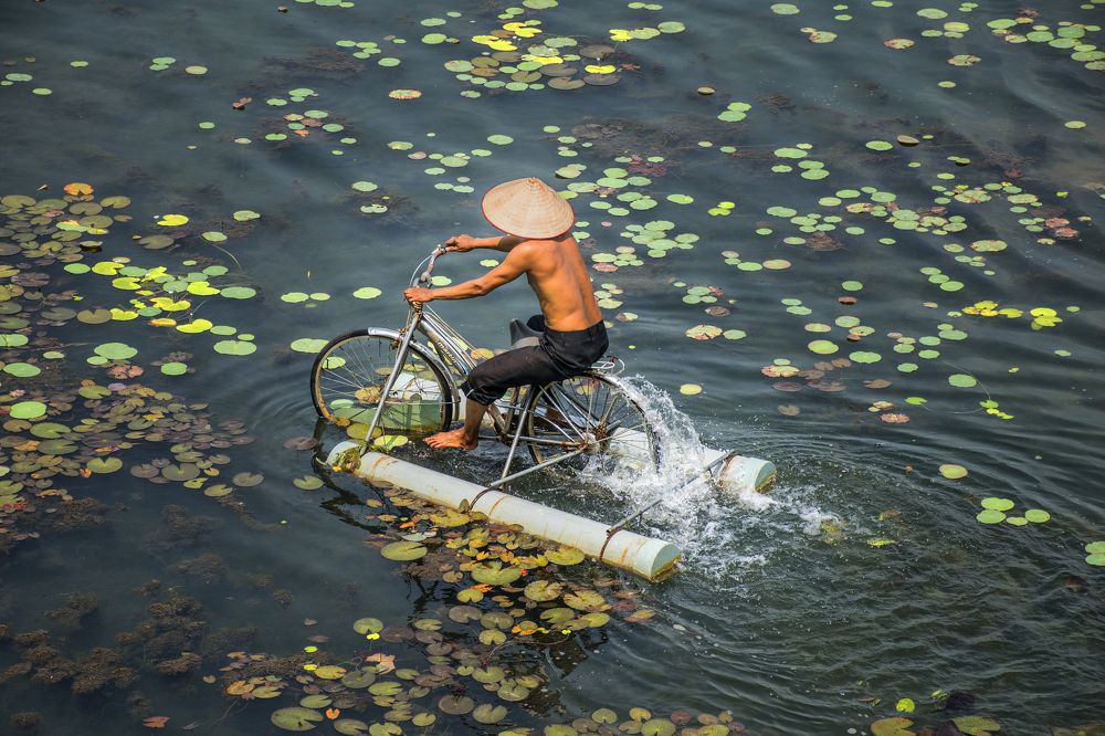 Đạp xe trên nước