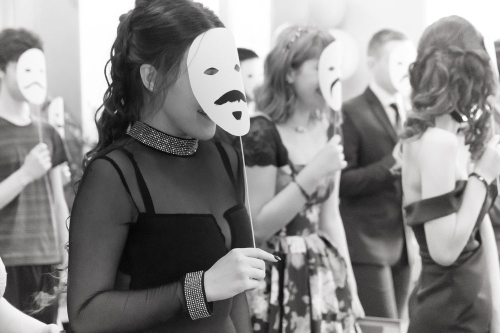 Все люди носят маски...