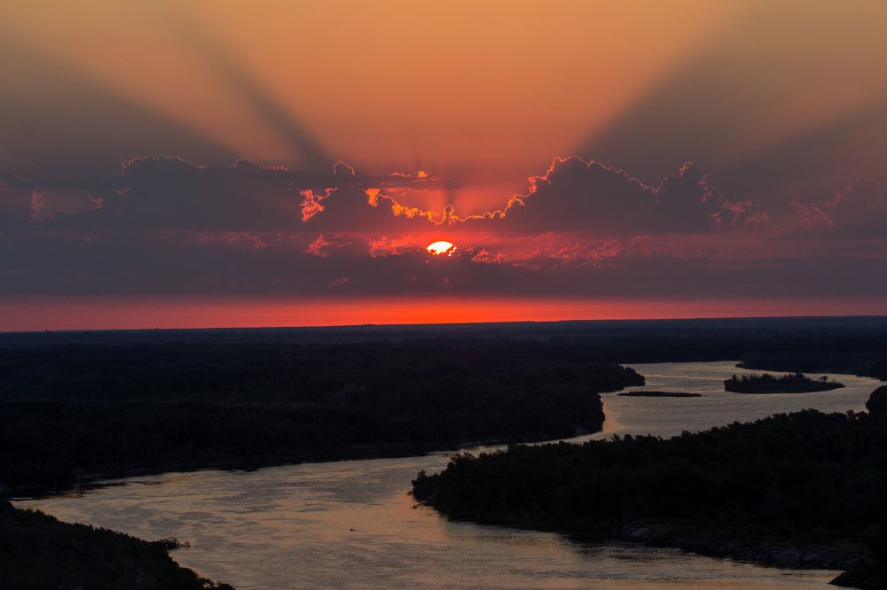 Восходящее солнце на реке Дон