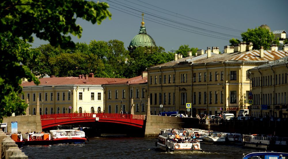 Буйство красок на реке Мойке Санкт-Петербурга.