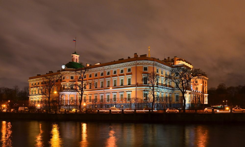 Михайловский завмок зимним вечером