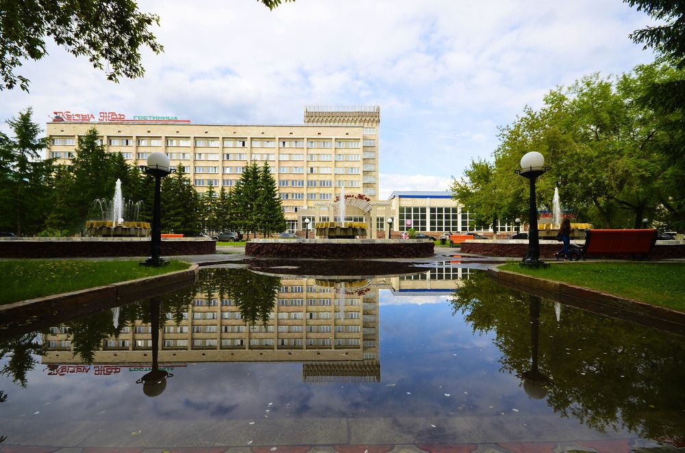 город в отражении