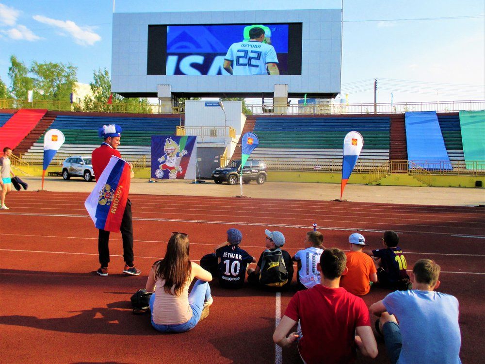 Играет Россия.