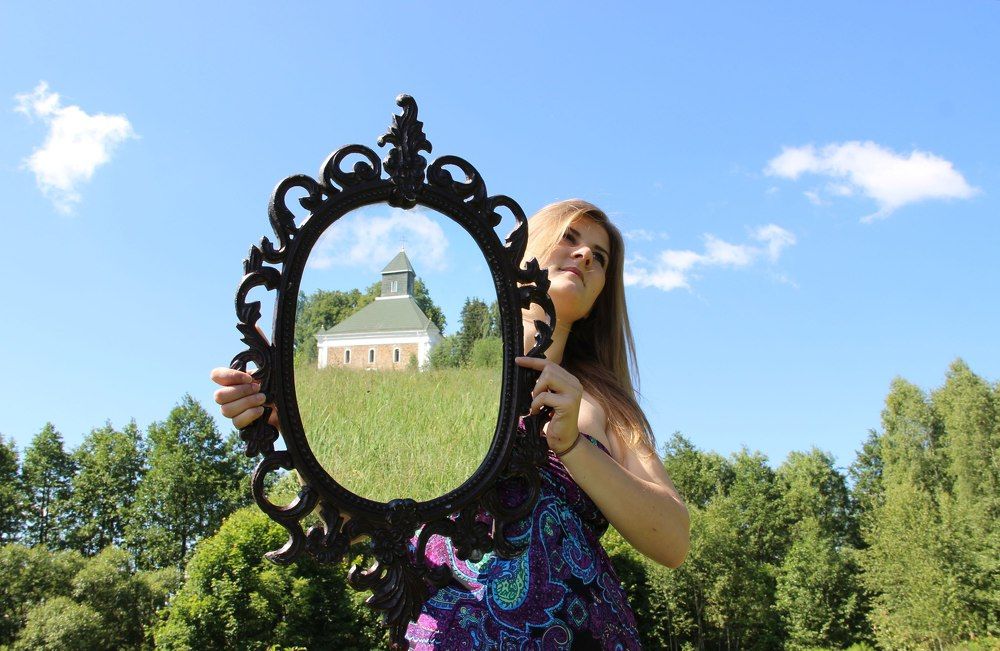 Девушка с зеркалом