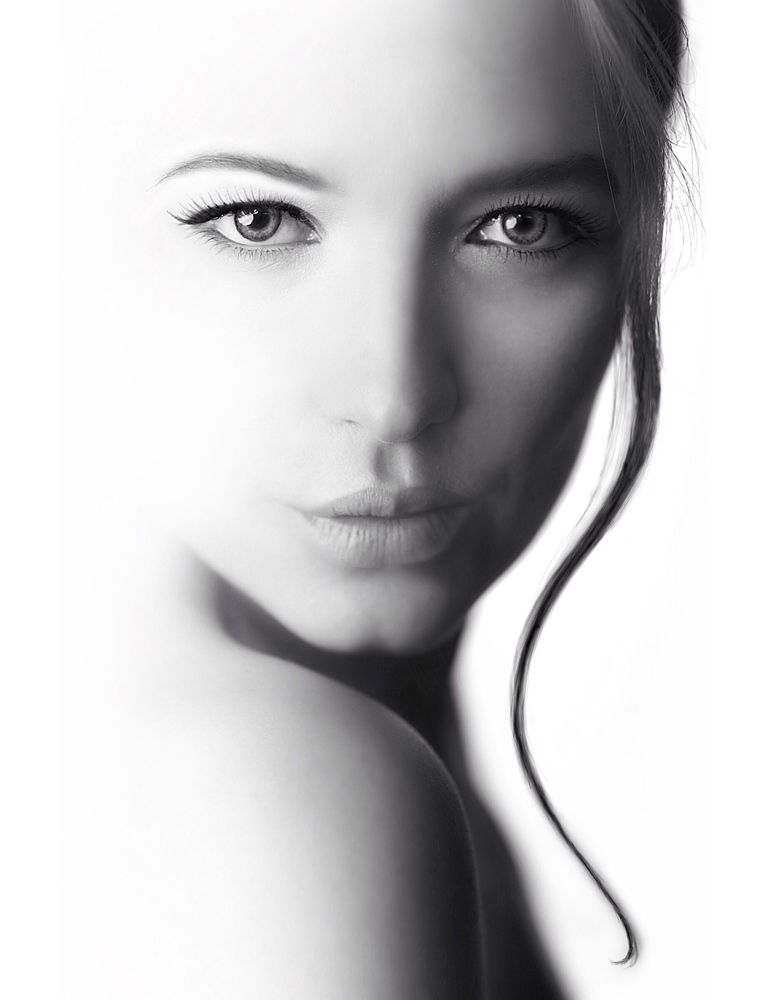 Из белизны холста...