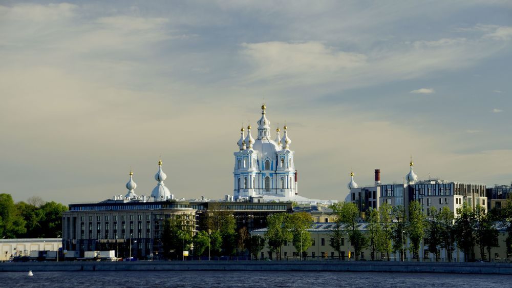 Купола Смольного Собора над Невой