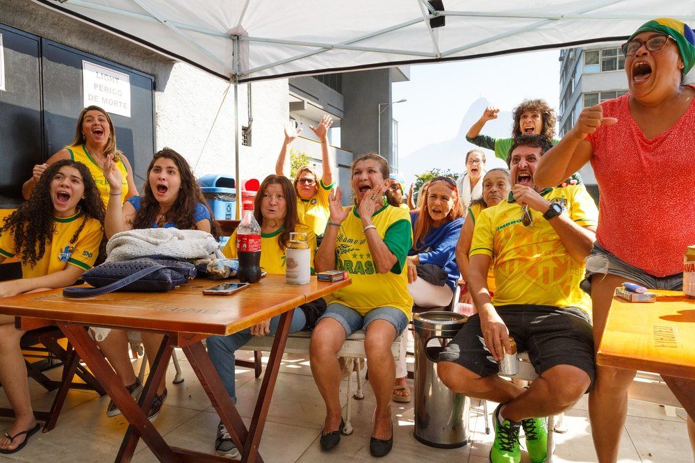 Бразильцы смотрят матч Бразилия-Мексика