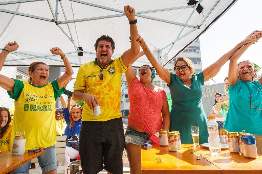 Бразильцы смотрят матч Бразилия-Мексика
