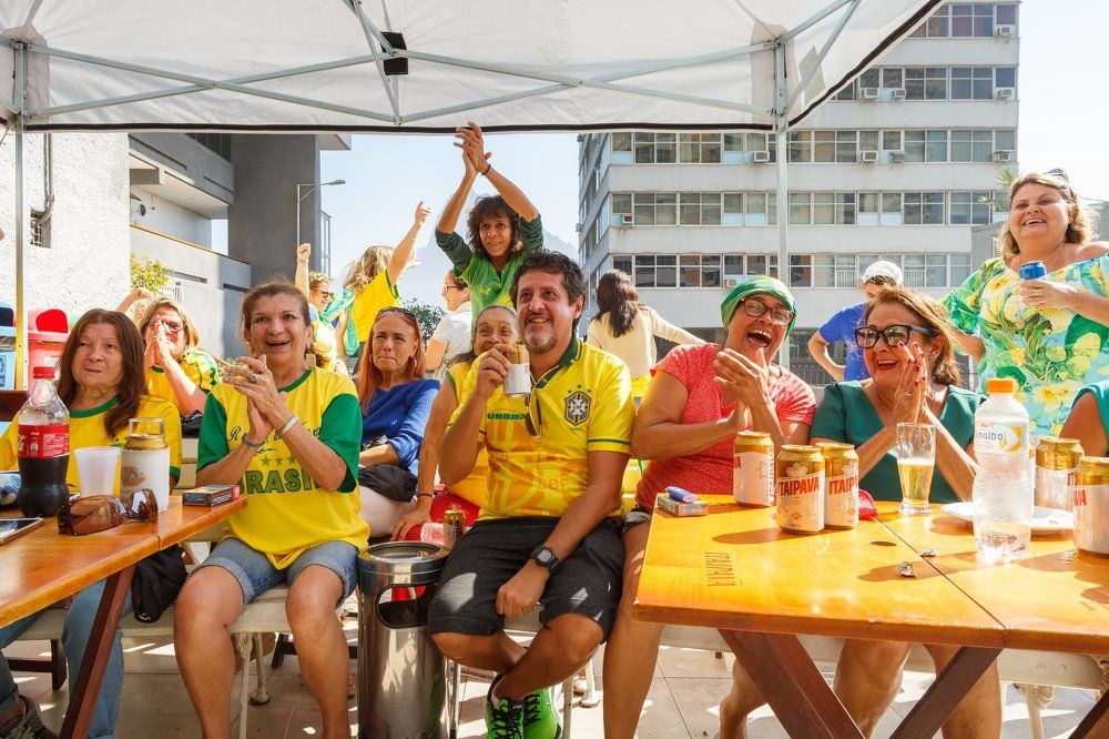 Бразильцы смотрят матч Бразилия-Мексика
