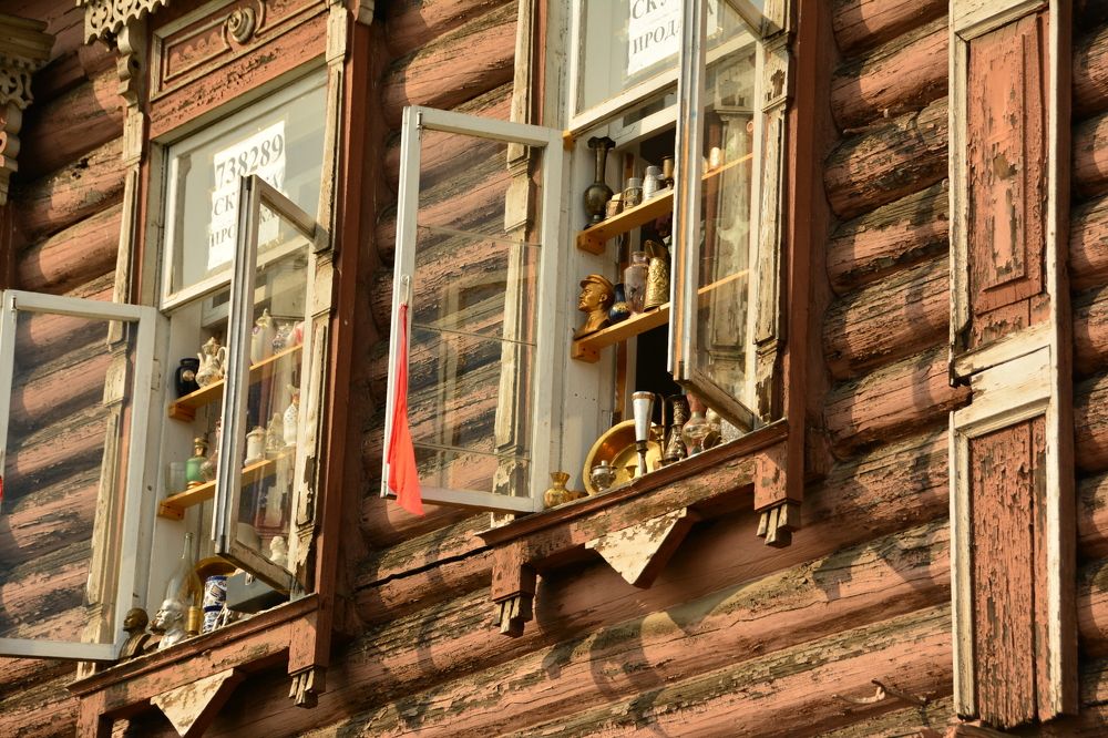 Окна старого дома.