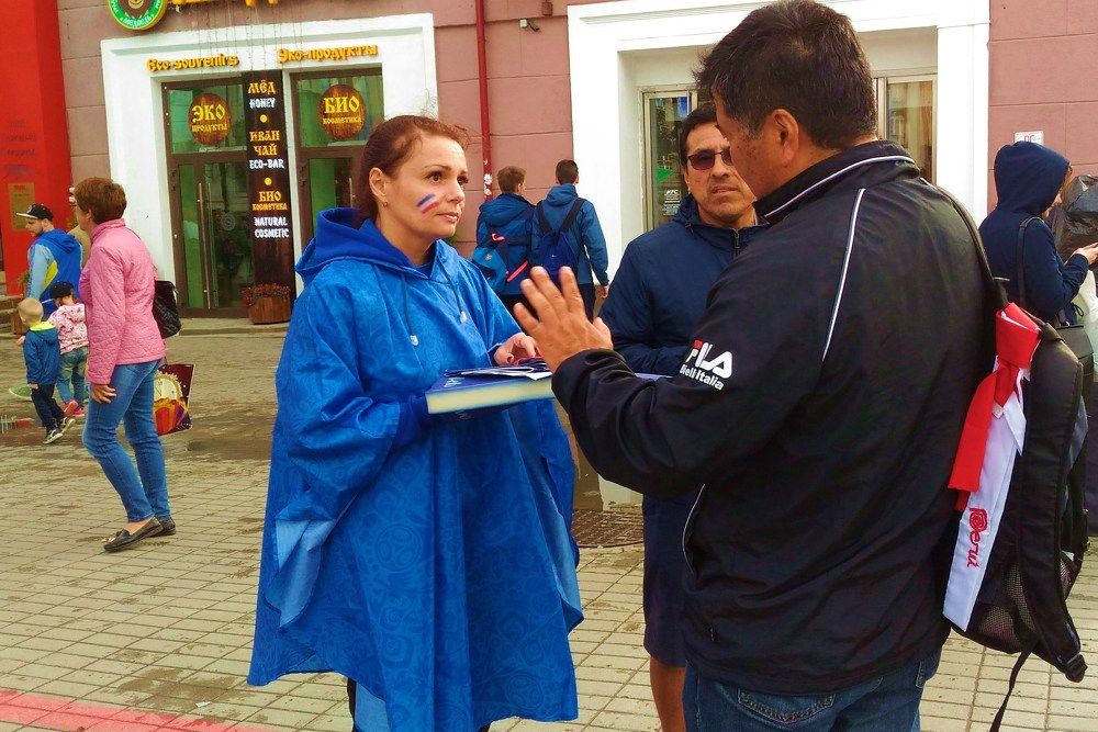 Волонтёр говорит по испански