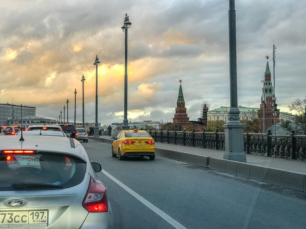 Москва сквозь лобовое стекло...