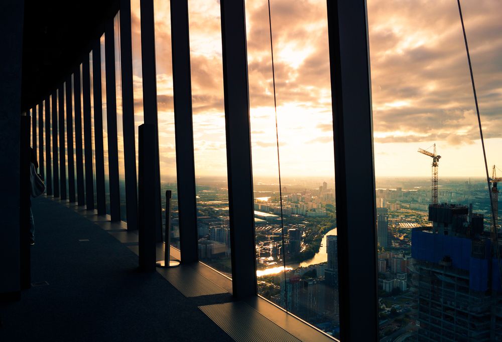 Во тьме заката город