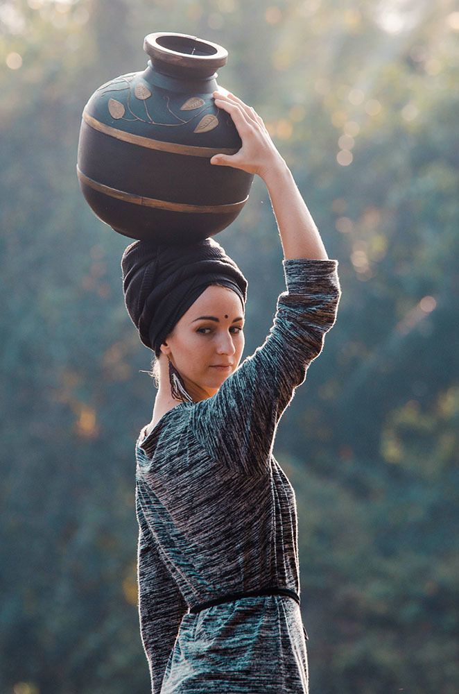 Девушка с кувшином
