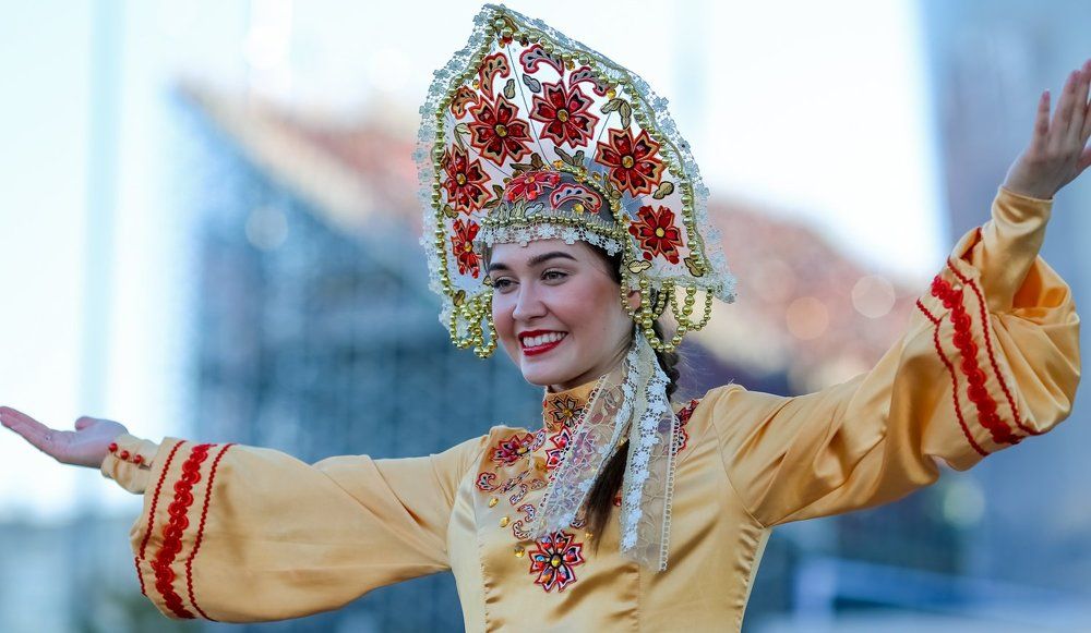 Аниматоры перед входом на стадион.