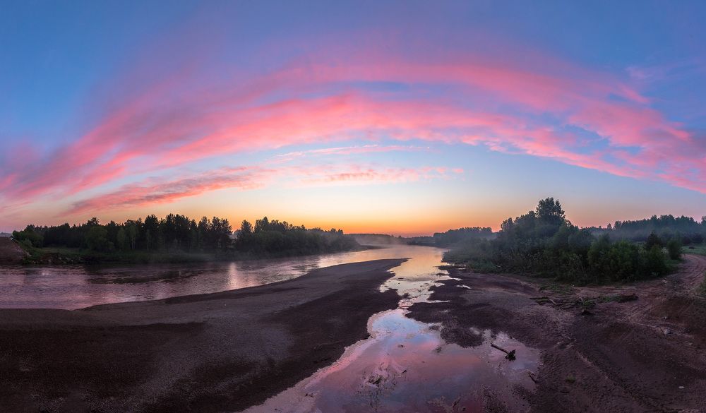 Предрассветные облака на реке Кемь