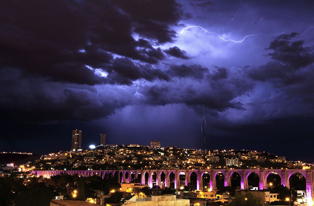 Noche de tormenta en mi ciudad         Stormy night in my city