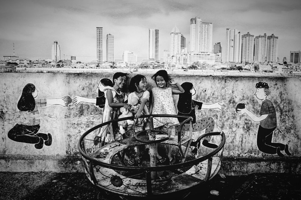 Contrast Life in Big City