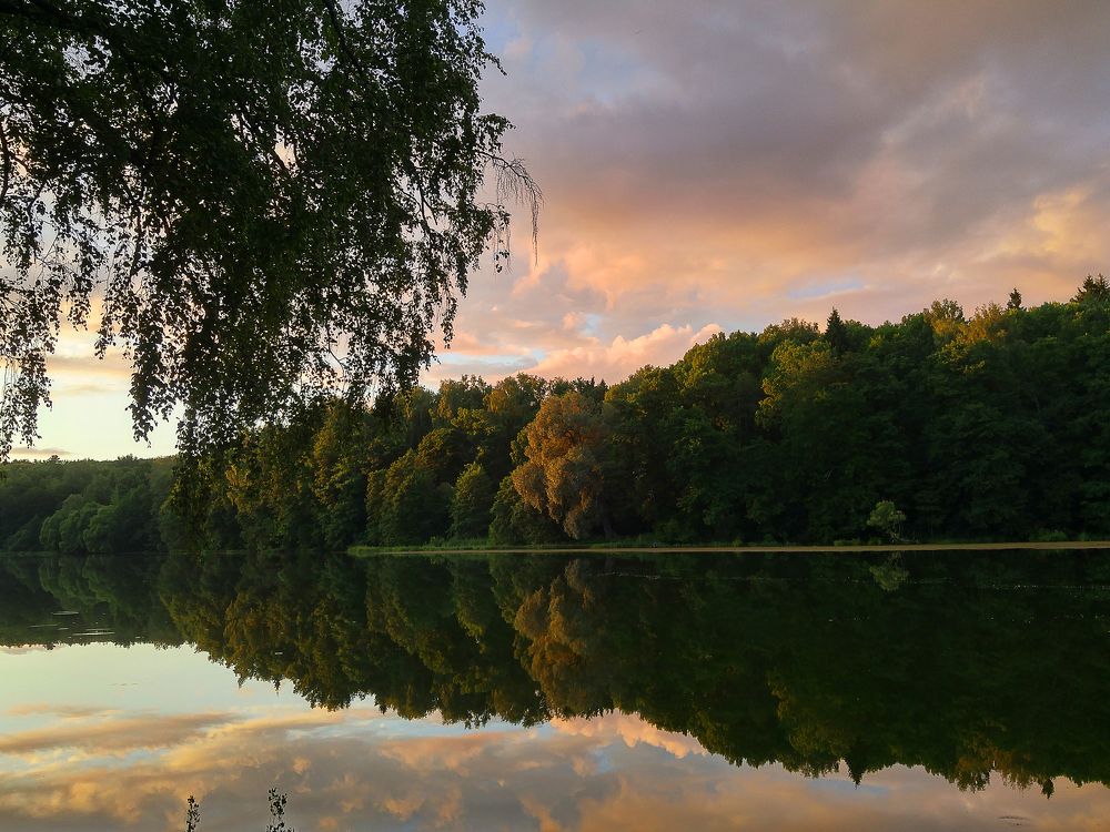 Вечер на таинственном озере