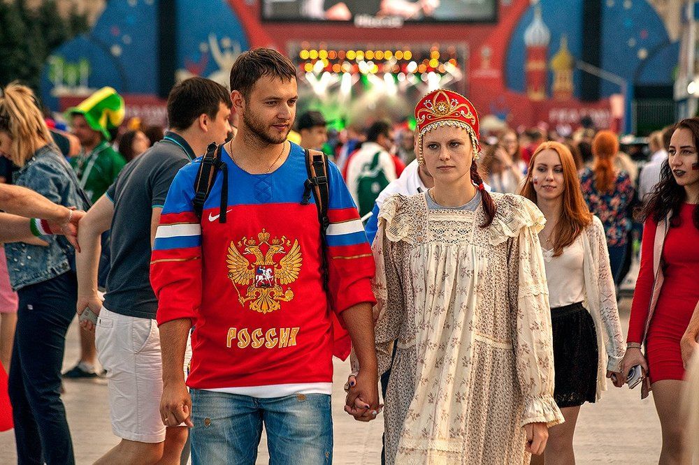 Пара российских болельщиков после проигрыша сборной Уругвая