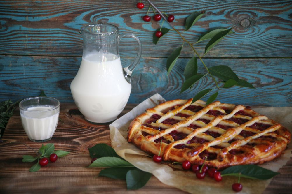 Полдник с вишневым пирогом и молоком