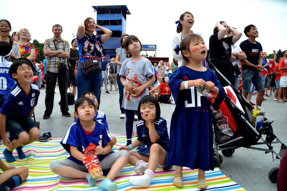 Японские дети на фан-зоне