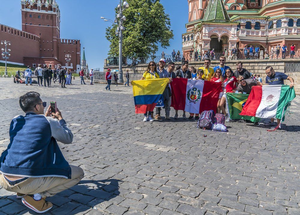 На фоне Василия Блаженного