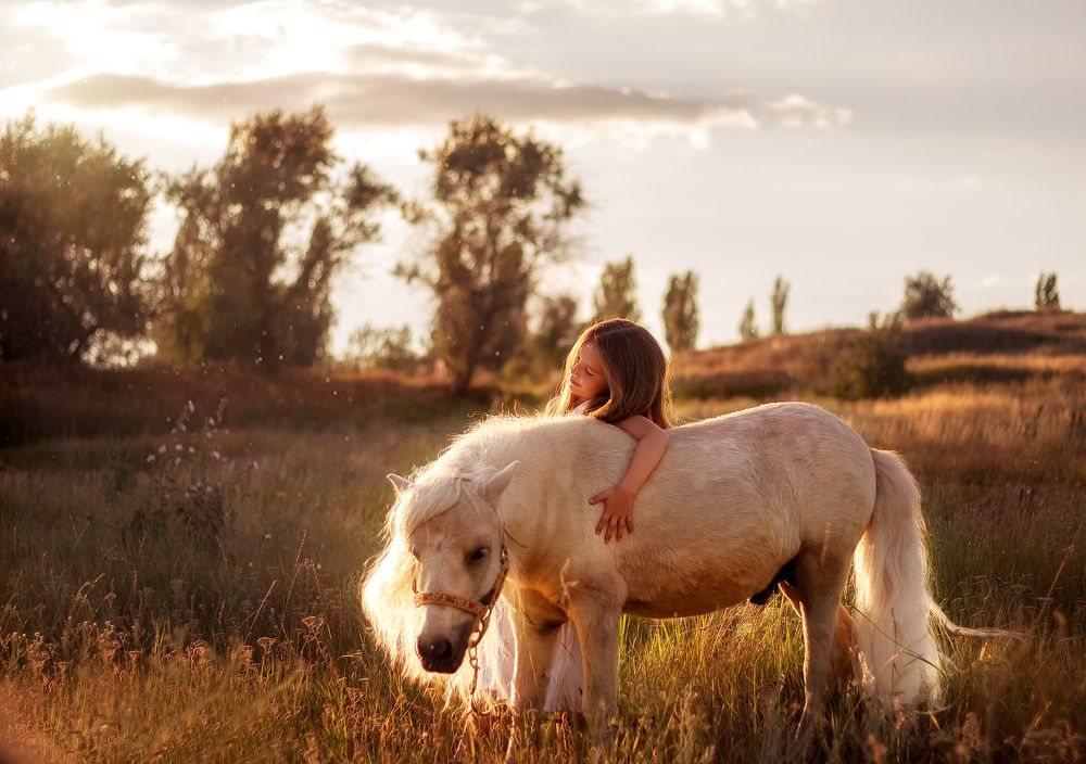 Девочка и пони