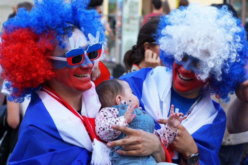 Фанаты с младенцем