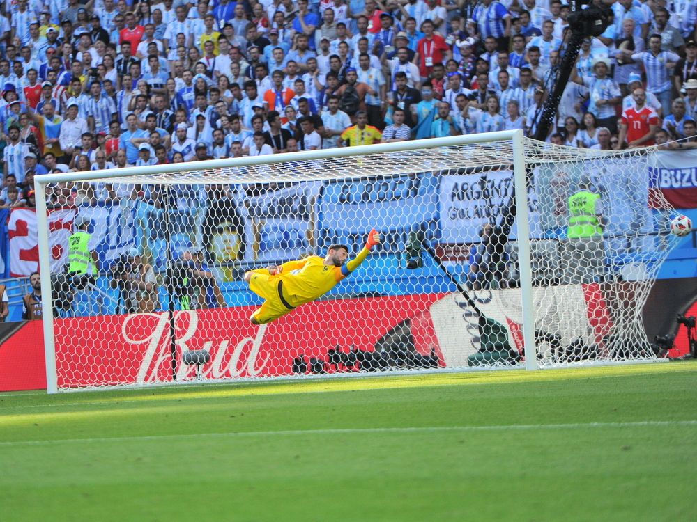 Черт возьми,красив в полете! Голкипер или мяч?