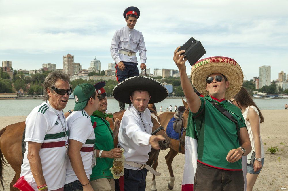 Махнул не глядя, казак свою фуражку на сомбреро