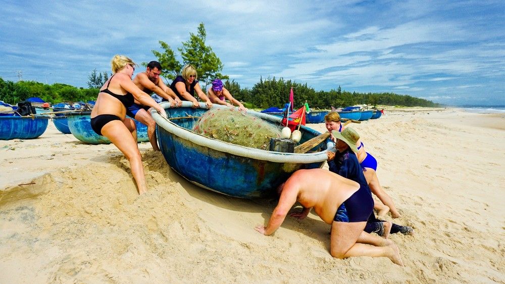 Помощь рыбаку. Вьетнам.