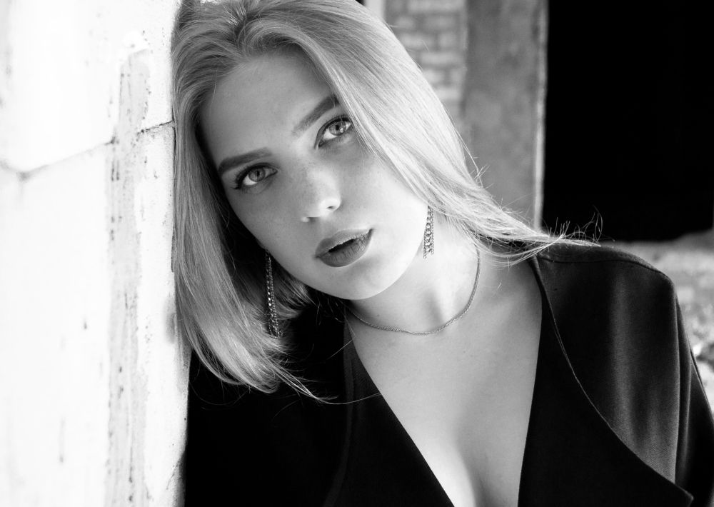 Девушка в пиджаке