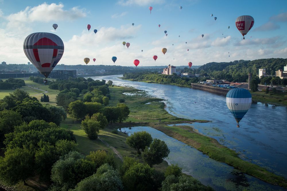 Пролетая над городом в веселой компании