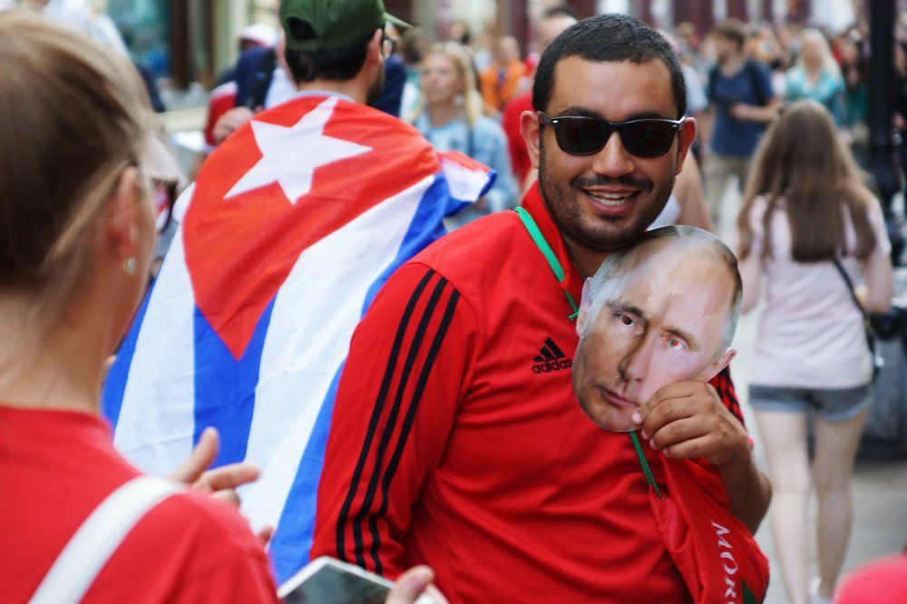 Фанат с маской