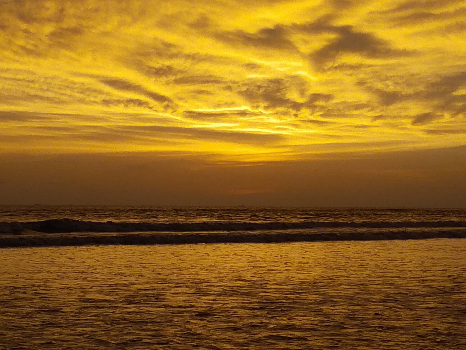 Ocean of late afternoon