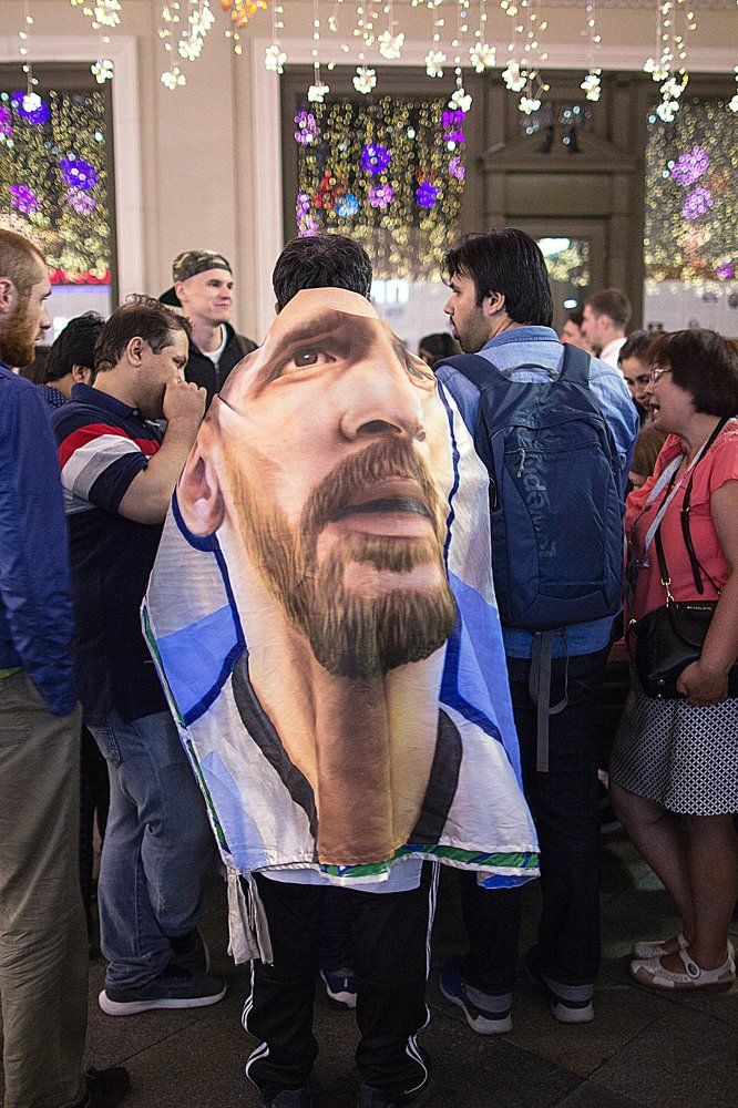 С Месси на спине.