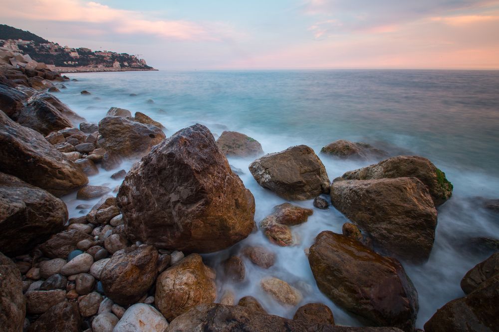 Где камни борются с волнами