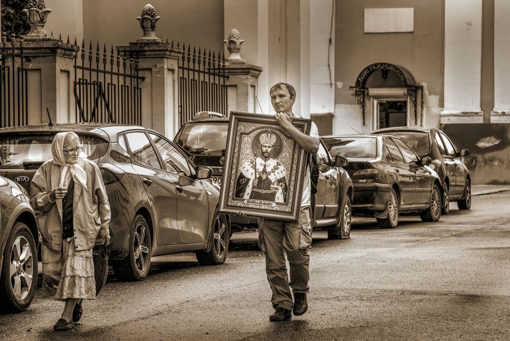 С иконой Государя.