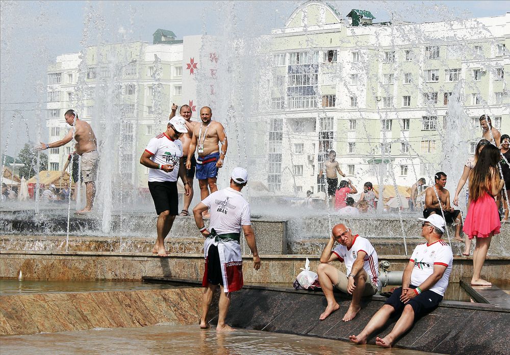 Португальские болельщики у фонтана
