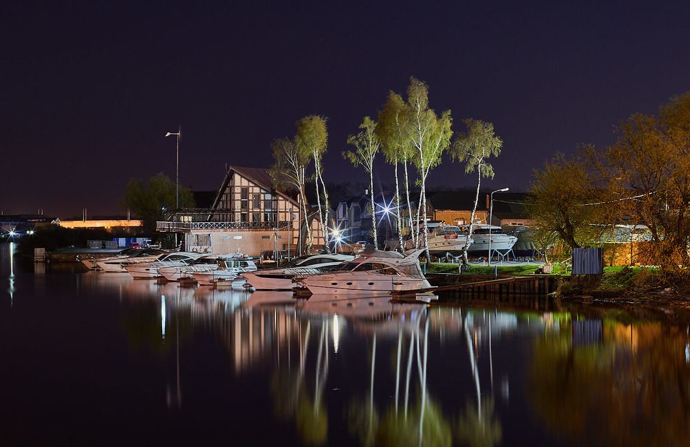 Там яхты спят на якорях...